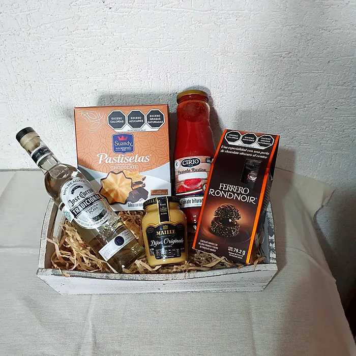 Caja blanca con tequila, galletas, mostaza, salsa de tomate y chocolates