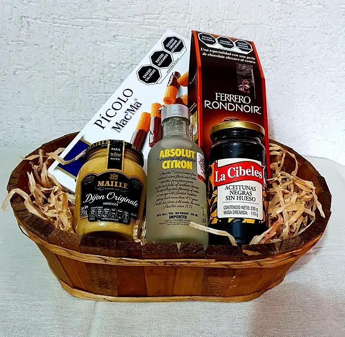 Canasta de madera con mostaza Dijon, licor, aceitunas negras, galletas y chocolates