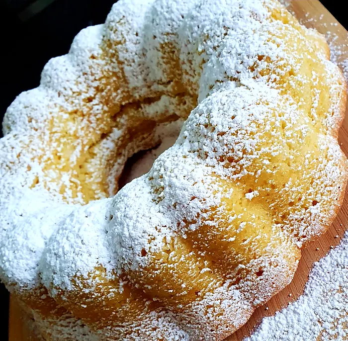 Panqué de vainilla en molde de rosca espolvoreado con azúcar glass