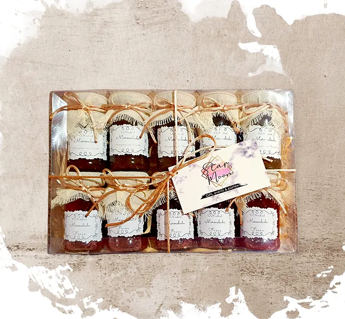 Caja con diez frascos de mermelada de fresa y de manzana con canela, con tapas de tela y tarjeta de Starmoon